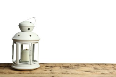 Gri arka planında yanan bir mum bulunan dekoratif Noel feneri. Metin için boşluk