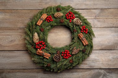 Ahşap arka planda güzel bir Noel çelengi, üst manzara