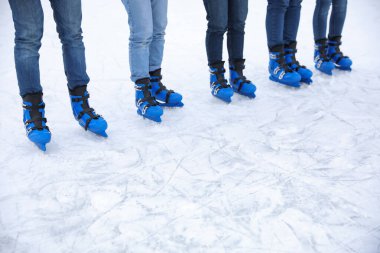 Buz pateni pistindeki arkadaşlar, yakın çekim. Metin için boşluk