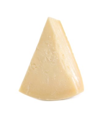 Bir parça lezzetli parmesan peyniri beyaza izole edilmiş.