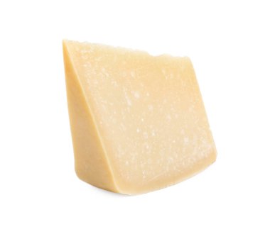 Bir parça lezzetli parmesan peyniri beyaza izole edilmiş.