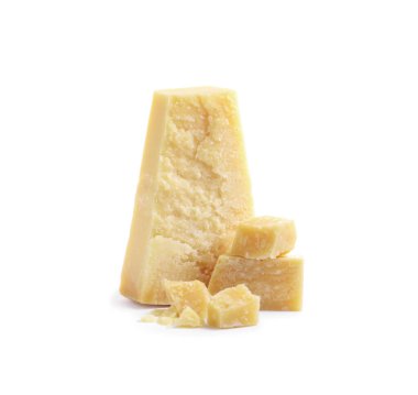 Beyaz arka planda lezzetli parmesan peyniri parçaları.