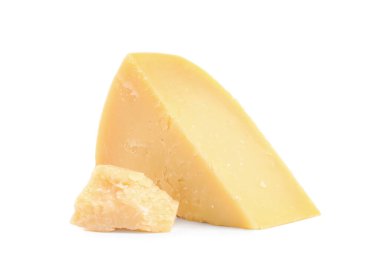 Beyaz arka planda lezzetli parmesan peyniri parçaları.