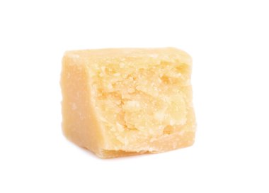 Bir parça lezzetli parmesan peyniri beyaza izole edilmiş.
