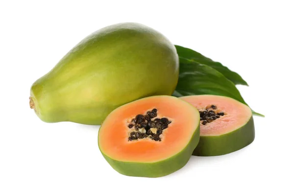 Färska Mogna Papaya Frukter Med Gröna Blad Vit Bakgrund — Stockfoto