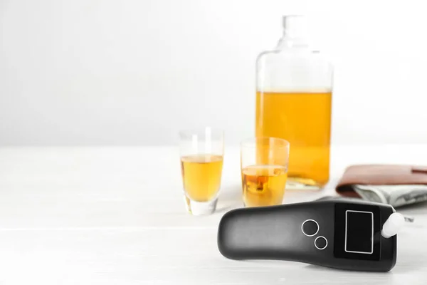 Modern Andningsapparat Och Alkohol Vitt Bord Plats För Text — Stockfoto