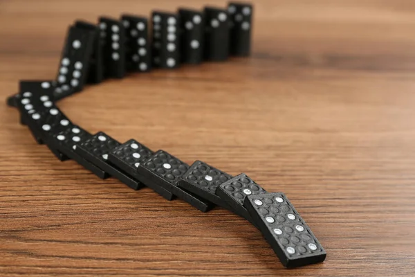 Zwarte Domino Tegels Vallen Houten Tafel — Stockfoto