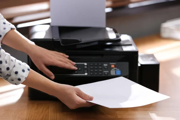 Employé Utilisant Une Imprimante Moderne Dans Bureau Gros Plan — Photo