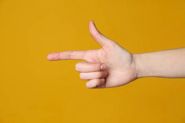 Жінка Вказує Щось Жовтому Тлі Крупним Планом Жест Пальця — стокове фото