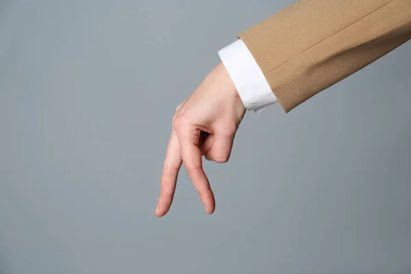 Affärskvinna Imiterar Promenad Med Handen Grå Bakgrund Närbild Fingergest — Stockfoto
