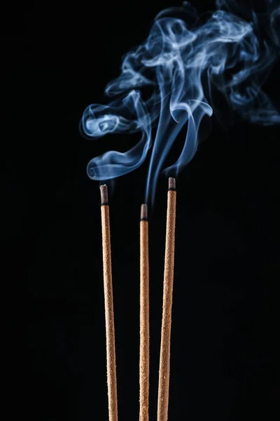 Bastoncini Incenso Fumante Sfondo Nero Primo Piano — Foto Stock