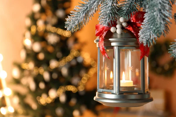 古老的圣诞灯笼 有燃烧的蜡烛挂在冷杉枝上 背景模糊 案文的篇幅 — 图库照片