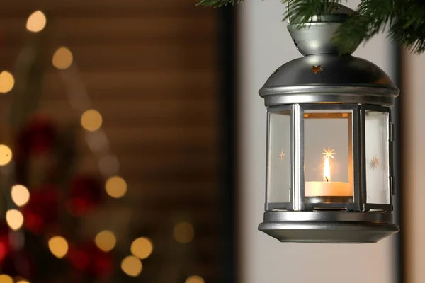 Hermosa Linterna Navidad Con Vela Encendida Colgando Rama Abeto Habitación — Foto de Stock