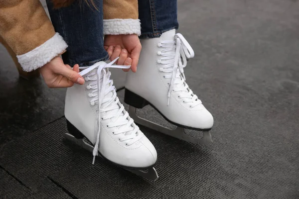 Vrouw Rijgen Figuur Schaatsen Buiten Close Uitzicht — Stockfoto