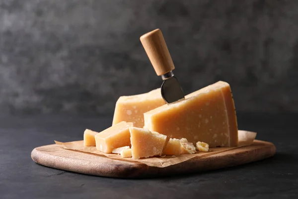 Delicioso Queijo Parmesão Com Faca Mesa Preta — Fotografia de Stock