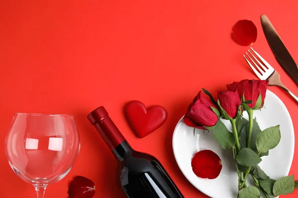 Romantische Tischdekoration Auf Rotem Hintergrund Flache Liege Mit Platz Für — Stockfoto