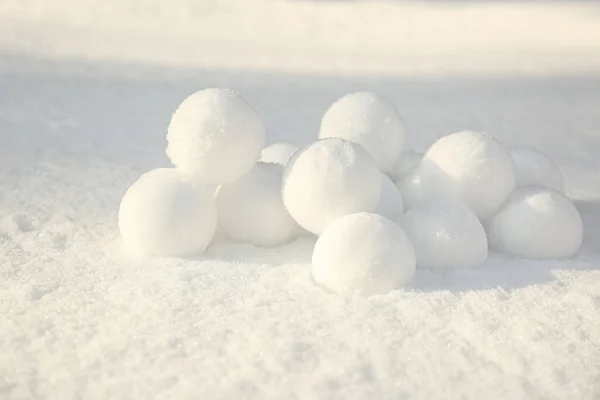 Stapel Perfecte Ronde Sneeuwballen Sneeuw Buiten — Stockfoto