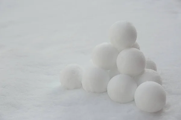 Piramide Van Perfecte Sneeuwballen Sneeuw Buiten — Stockfoto