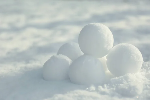 Perfecte Ronde Sneeuwballen Sneeuw Buiten Close — Stockfoto