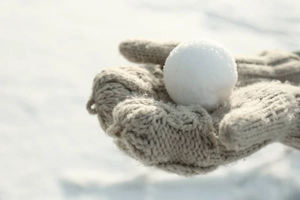 Kobieta Rękawiczkach Dzianiny Trzymająca Kulę Śnieżną Zewnątrz Zbliżenie — Zdjęcie stockowe