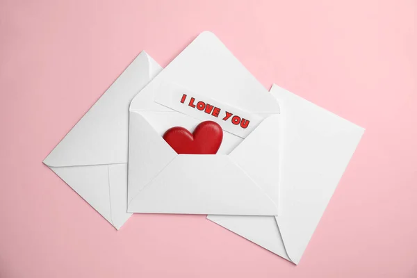 List Papíru Frází Miluji Dekorativní Srdce Obálce Růžovém Pozadí Ploché — Stock fotografie