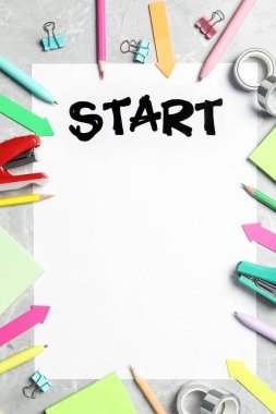 Kelimesi kelimesine kağıda dökülmüş kağıt. Başlangıç ve kırtasiye malzemesi gri masada, düz yerde. Metin için boşluk