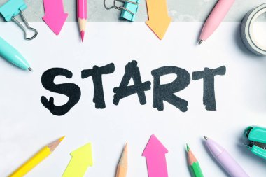 Kelimesi kelimesine kağıt sayfa Başlat ve kırtasiye Masada düz yatıyordu