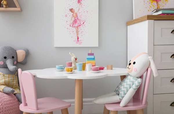 有现代家具和图片的儿童房 室内设计 — 图库照片