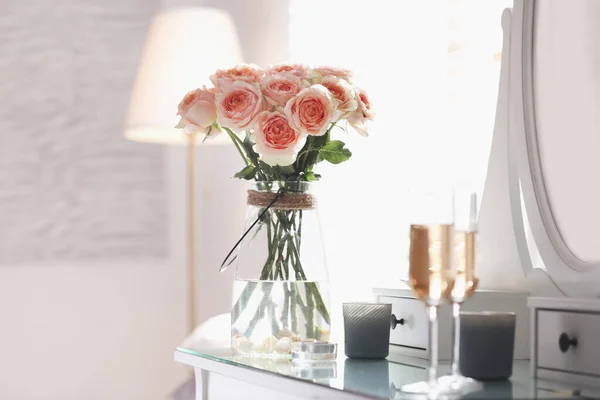 現代的な部屋のインテリアのドレッシングテーブルの上に美しい花とガラス花瓶 — ストック写真