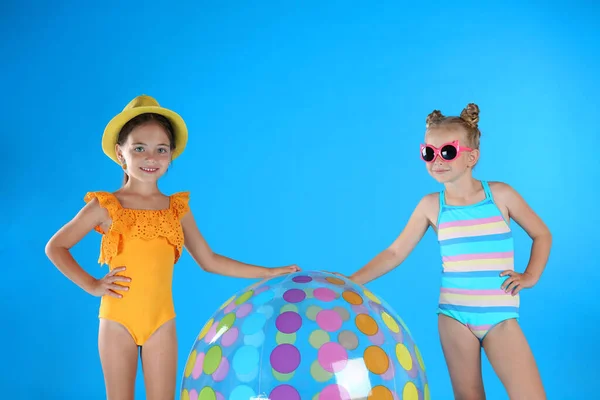 Leuke Kleine Kinderen Strandkleding Met Opblaasbare Bal Lichtblauwe Achtergrond — Stockfoto