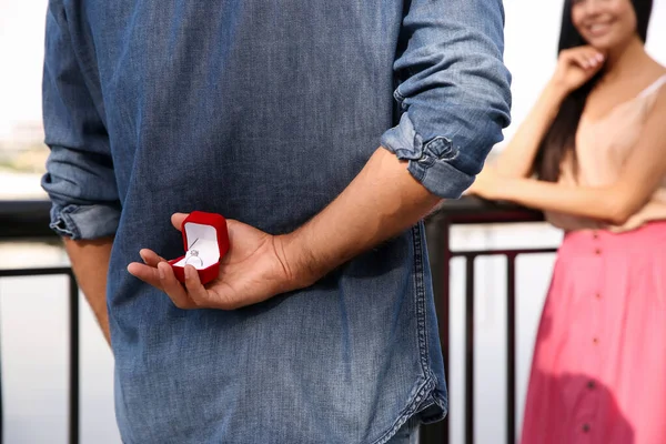 Άντρας Δαχτυλίδι Αρραβώνων Κάνει Πρόταση Γάμου Στην Κοπέλα Του Έξω — Φωτογραφία Αρχείου