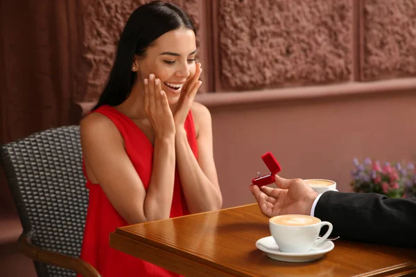 Homem Com Anel Noivado Fazendo Proposta Para Sua Namorada Café — Fotografia de Stock