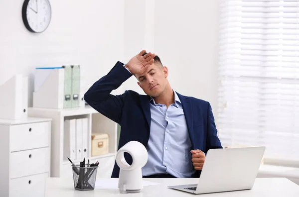 Hombre Que Sufre Calor Frente Ventilador Lugar Trabajo —  Fotos de Stock