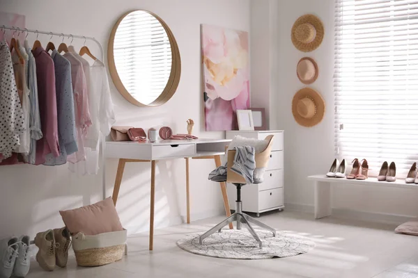 Camerino Interno Con Elegante Tavolo Trucco Vestiti Accessori — Foto Stock