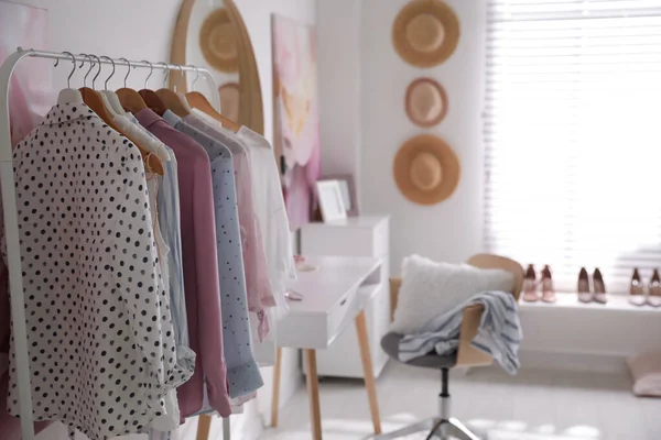 Interior Sala Vestir Com Mesa Maquiagem Elegante Roupas Acessórios — Fotografia de Stock