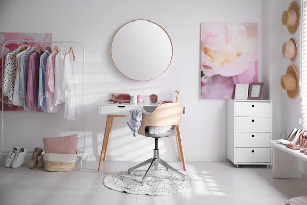 Omklädningsrum Interiör Med Elegant Sminkbord Kläder Och Tillbehör — Stockfoto