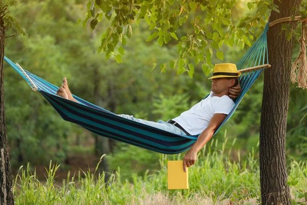 Hombre Con Libro Descansando Hamaca Cómoda Jardín Verde —  Fotos de Stock