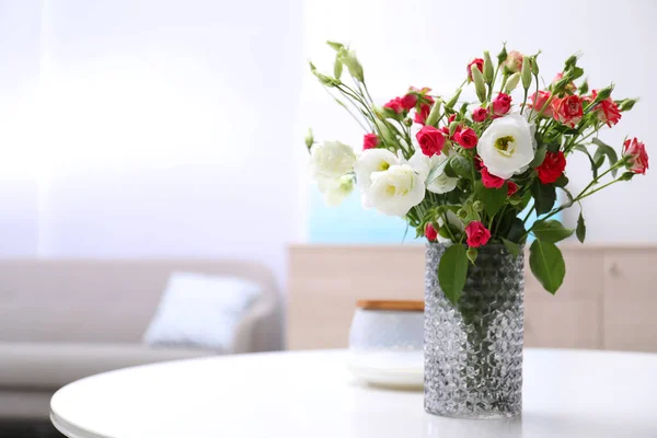 Florero Con Hermosas Flores Mesa Blanca Habitación Espacio Para Texto —  Fotos de Stock