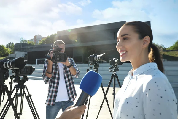 Jornalista Profissional Operador Com Câmera Vídeo Levando Entrevista Livre — Fotografia de Stock