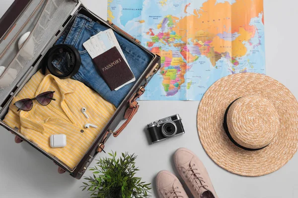 Composição Flat Lay Com Mala Embalada Acessórios Viagem Fundo Cinza — Fotografia de Stock