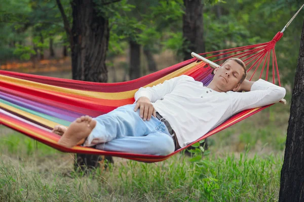 Man Resting Comfortable Hammock Green Garden — Stock Photo, Image