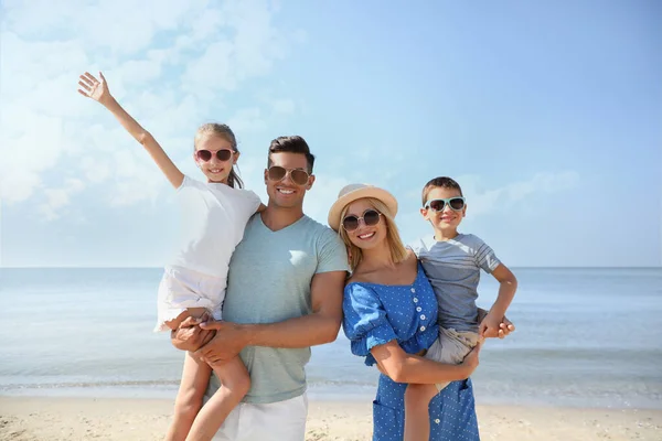 Gelukkige Familie Aan Het Strand Zonnige Zomerdag — Stockfoto