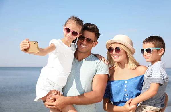 Lycklig Familj Tar Selfie Stranden Solig Dag — Stockfoto