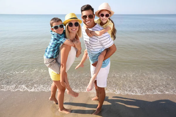 Gelukkige Familie Aan Het Strand Zonnige Zomerdag — Stockfoto