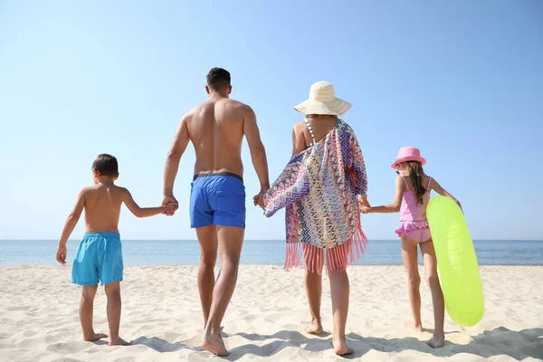 Familia Playa Soleado Día Verano —  Fotos de Stock