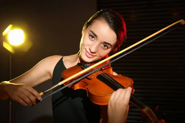 Belle Jeune Femme Jouant Violon Dans Chambre Noire — Photo