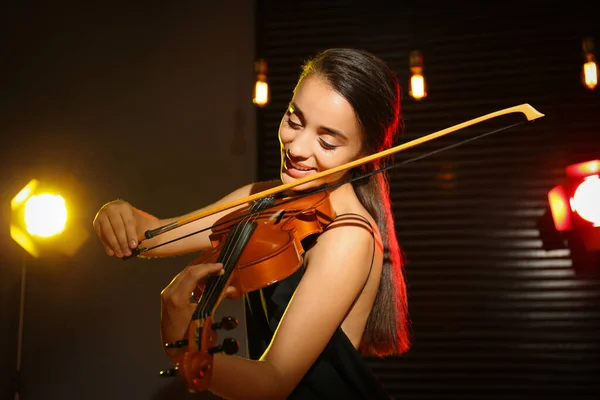 Vacker Ung Kvinna Spelar Fiol Mörkt Rum — Stockfoto