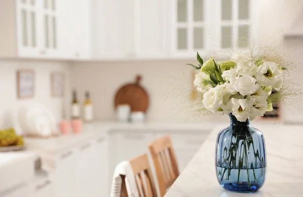 Bouquet Belles Fleurs Eustomie Sur Table Blanche Cuisine Design Intérieur — Photo