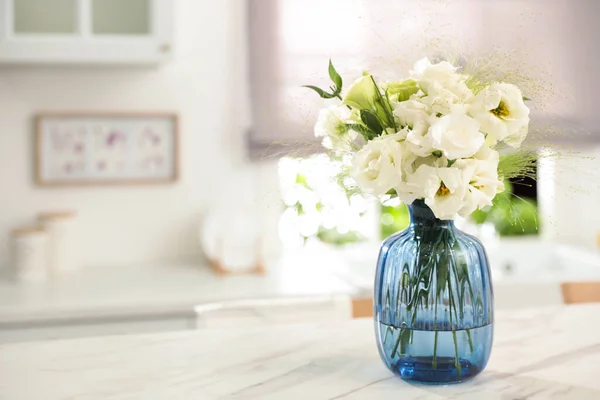 Bouquet Belles Fleurs Eustomie Sur Table Blanche Cuisine Design Intérieur — Photo