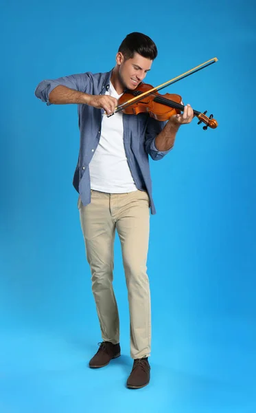 Hombre Feliz Tocando Violín Sobre Fondo Azul Claro — Foto de Stock